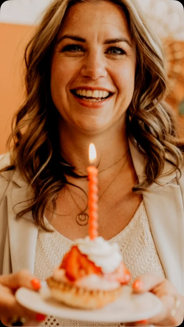 [7 JAAR HAAR & VISAGIE NIENKE]

Vandaag vier ik met trots het 7-jarig 🥳bestaan van mijn passie en droom: Haar & Visagie Nienke! Wat een prachtige reis is het geweest, vol mooie klanten, mijn geweldige team, samenwerkingen en onvergetelijke momenten.

Dank jullie wel voor het vertrouwen, de fijne gesprekken en alle support door de jaren heen. Zonder jullie was dit niet mogelijk geweest!

Op naar nog veel meer jaren vol beauty & creativiteit! ❤️

#7jaar #Dankbaar #HaarEnVisagieNienke #Jubileum #PassieVoorBeauty #pand17wijhe #Wijhe #trots #timeflies #besteteam