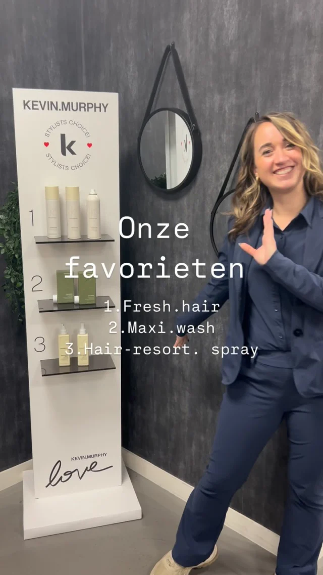 [FAVORIETE PRODUCT]

Onze Kevin Murphy favorieten!
Bij Haar en Visagie Nienke hebben we allemaal zo onze favoriete producten van Kevin Murphy – en die delen we graag met jullie!

Nienke’s favoriet: Fresh Hair
Dé droogshampoo voor instant volume en een frisse look tussen wasbeurten door. Ideaal voor een snelle opfrisser!

Marjolijn’s favoriet: Maxi Wash
Een detox-shampoo die diep reinigt zonder te strippen. Perfect om productresten te verwijderen en je haar weer te laten ademen.

Michelle’s favoriet: Hair Resort Spray
Dé go-to voor die nonchalante beachy look.

Welk product spreekt jou het meeste aan?

#kevinmurphy #kevinmurphyproducts #haarenviasagienienke #favorieten #salonloves #haircare #dryshampoo #detoxhair #beachwaves
